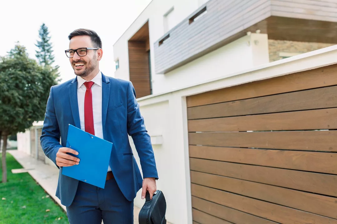 Can a real estate agent work without a broker?